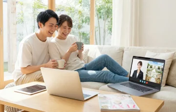 自宅でリラックスしてゼクシィのオンライン相談を受けている幸せなカップル